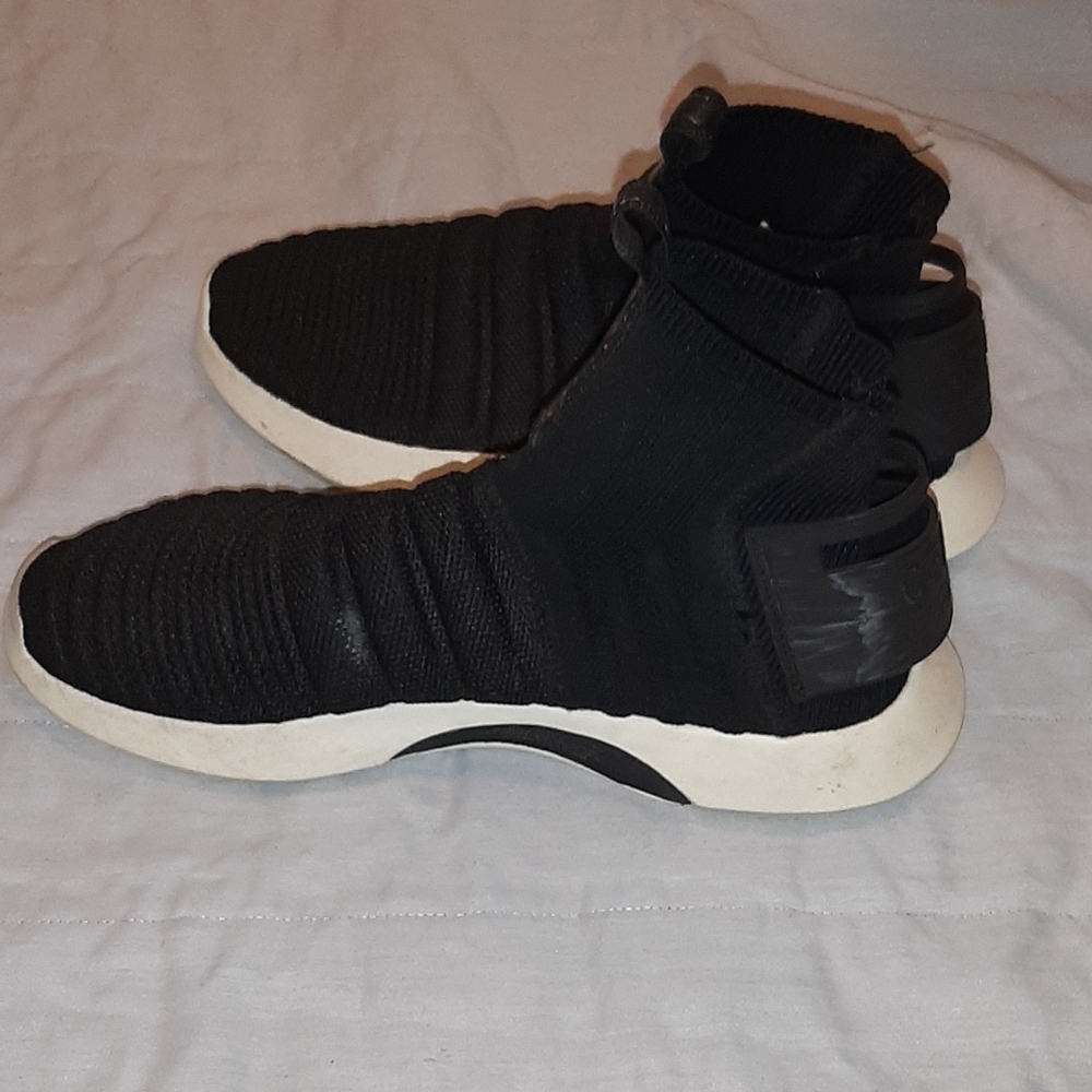 Casual athletic sneakers in great condition